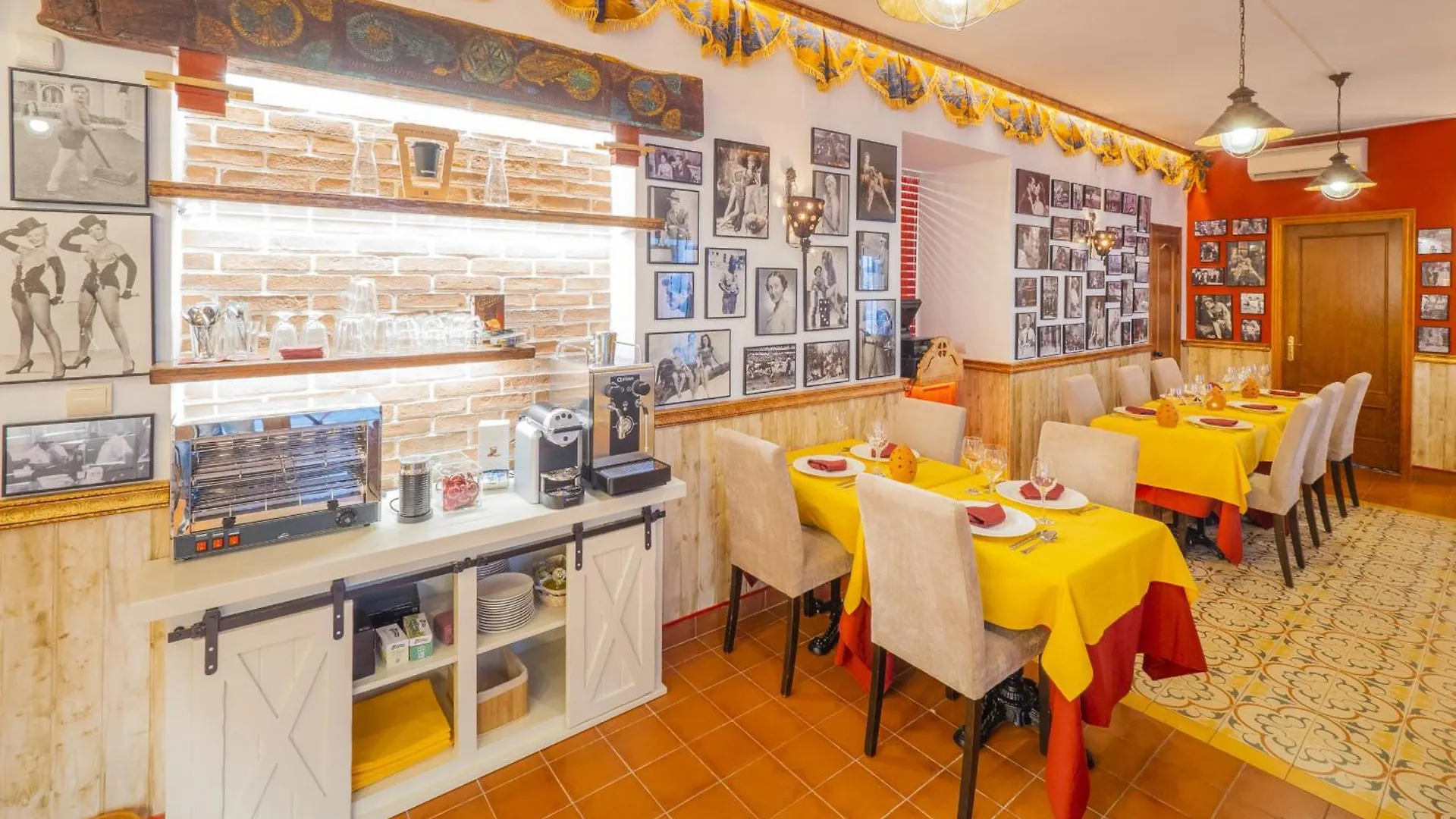 Cubo'S Hostal La Plaza Room 203 With Breakfast トロクス 0*,  スペイン